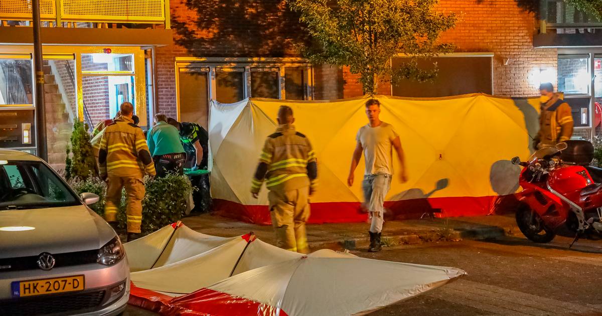 Zwaargewond slachtoffer gevonden in tuin Nijkerk, traumahelikopter rukt uit.