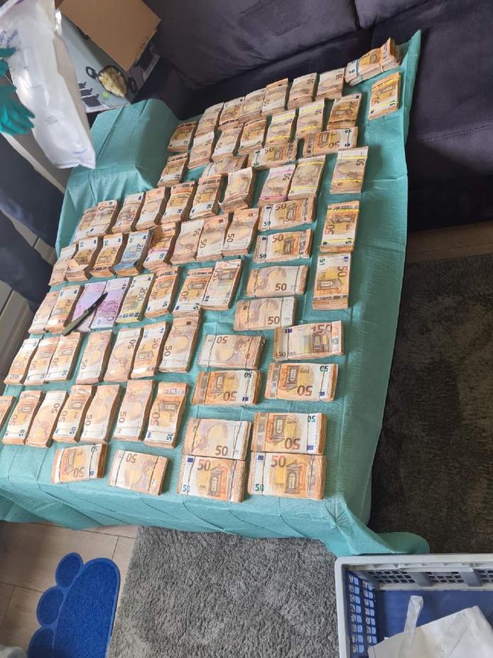 Het contante geld werd aangetroffen op twee woonadressen.