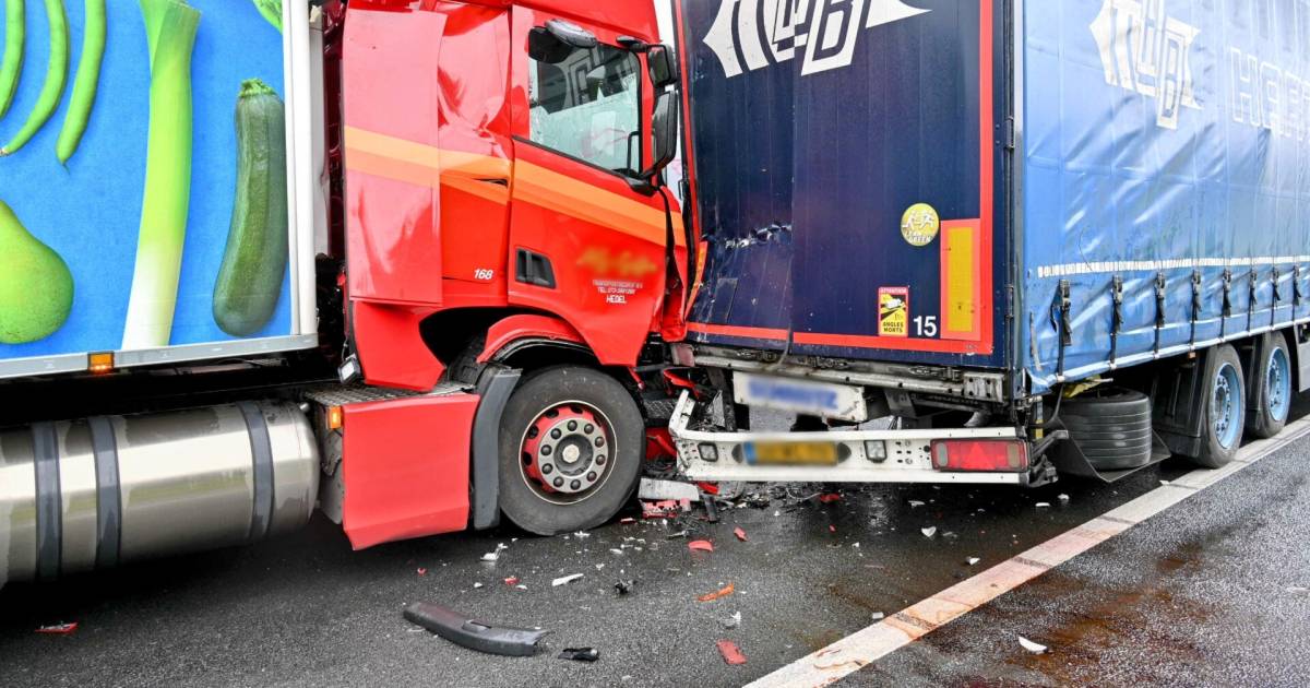Ongeluk met twee vrachtwagens op A16, rechterrijstrook afgesloten.