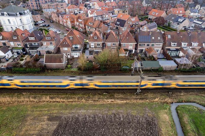 Bewoners van de Burgemeester Vogelstraat zijn bezorgd over de saneringsplannen rond het spoor dat pal achter hun achtertuinen loopt.