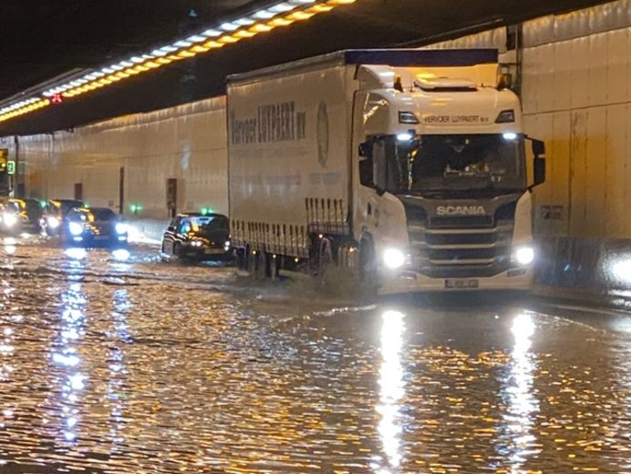 Wateroverlast in de Kennedytunnel.