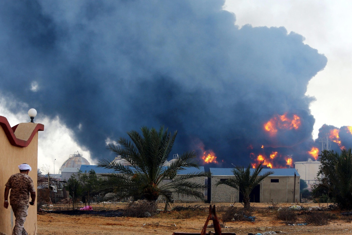 Een brand in een wapendepot in de Libische hoofdstad Tripoli