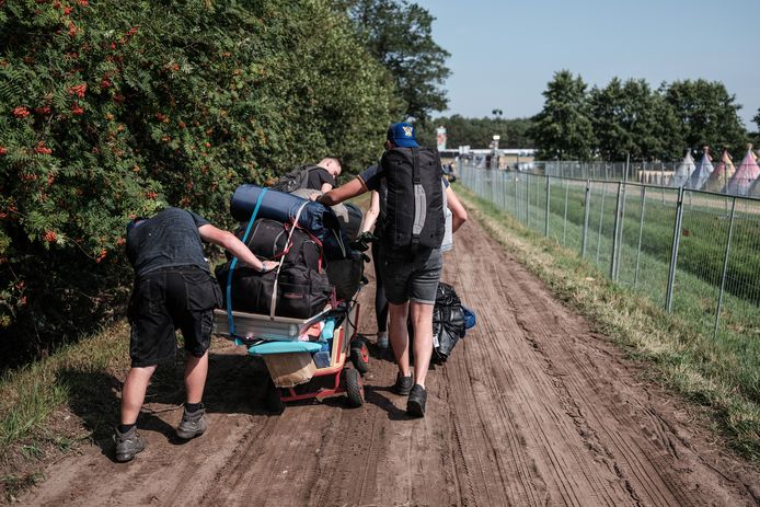 Een karretje voor extra camping spullen is altijd handig.