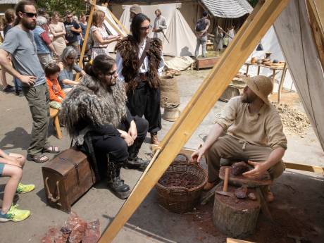 Vikingen vallen het preHistorisch Dorp in Eindhoven binnen