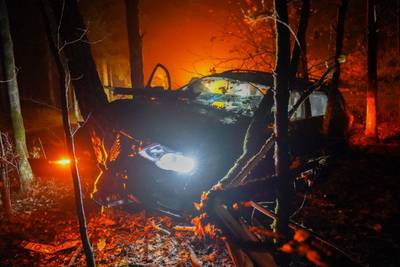 Man eindigt onder invloed met zwaar beschadigde auto tussen boompjes in Ermelo