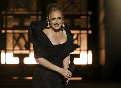 Adele aide un homme à demander la main de sa compagne en plein concert