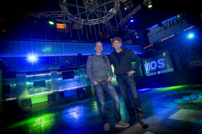 Sander Leurink en Jeroen Hilgenberg (rechts) zetten komend weekeinde de deuren van discotheek Vios weer open. „We zijn blij dat we weer terug zijn.”