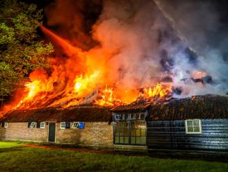 ‘We wonen hier al twintig jaar, dit is verschrikkelijk’: bewoners kijken zwaar aangeslagen toe hoe hun boerderij volledig afbrandt