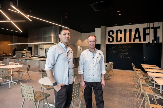 Beheerder en chef-kok Johan De Jaeger met collega Galin Galev.
