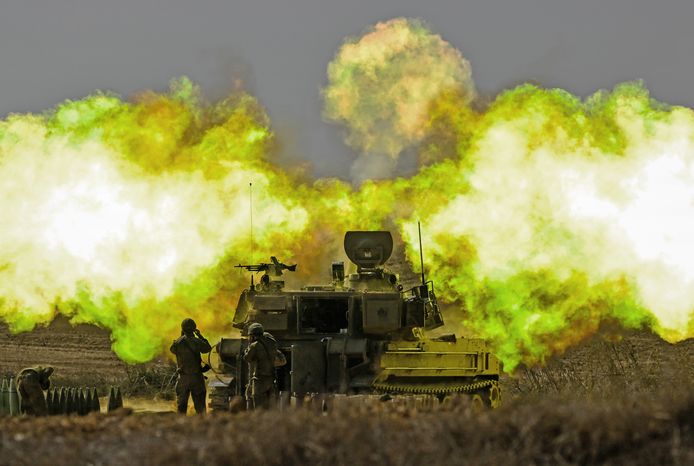 Het Israëlische leger vuurt geschut af naar Gaza in de buurt van de plaats Netivot.
