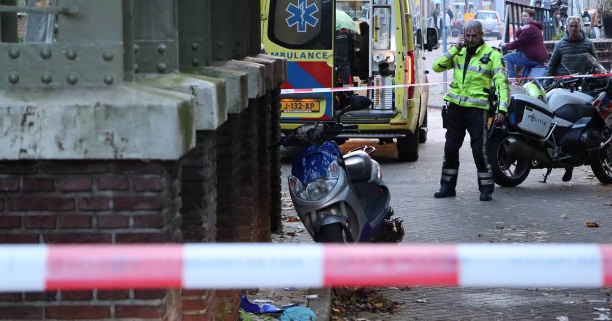 Scooterrijder raakt ernstig gewond bij ongeluk in spoortunnel in Deventer.