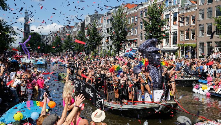 De botenparade vaart door de Amsterdamse grachten. Beeld anp