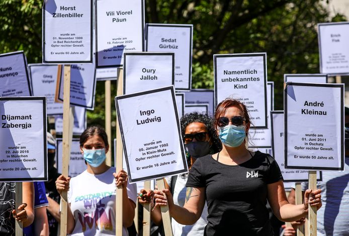 Demonstranten houden borden omhoog met de namen van 220 slachtoffers van extreem-rechts terrorisme in Duitsland.