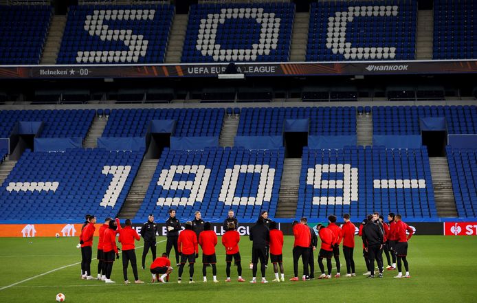 PSV trainde gisteravond in Estadio Anoeta en maakte kennis met de miezer in Baskenland.