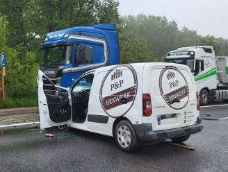 Automobilist knalt op geparkeerde vrachtwagen in Mol: bestuurder (43) overleeft klap niet