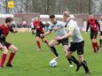 Joris Corijn (in het wit, aan de bal), spits bij Breskens, speelt met het rugnummer van Johan Cruijff en heeft dezelfde initialen als de legendarische Nederlandse voetballer.