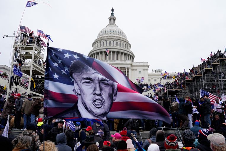 Aanhangers van de vorige Amerikaanse president Donald Trump bestormden op 6 januari het Capitool, waar het parlement zetelt. Beeld European Press Agency (EPA)