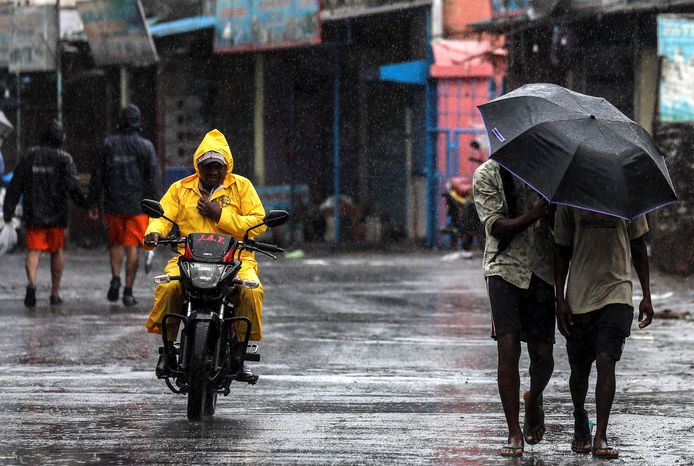 Cycloon Nisarga zorgde in Mumbai vooral voor hevige regen en wind. De schade bleef beperkt.