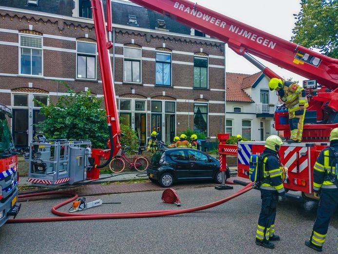De brandweer bij het huis in Nijmegen.