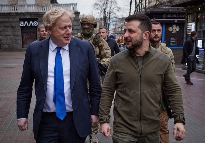 De Britse premier Boris Johnson is zaterdag naar Kiev gereisd voor een ontmoeting met president Volodimir Zelensky.