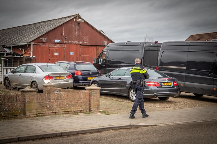 De politie is druk met de ontmanteling van de xtc-pillendrukkerij in Bergharen