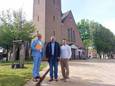 Schepen Filip Huysman, burgemeester Joeri De Maertelaere en schepen Josse Verdegem voor de kerk van Rieme.