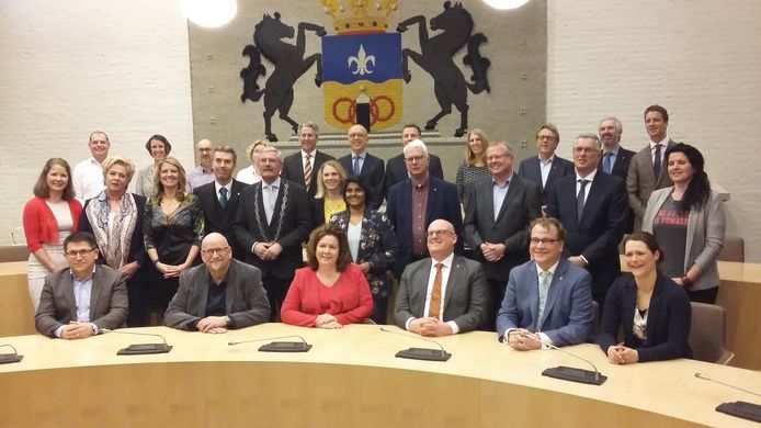 De nieuwe gemeenteraad van Dronten, met burgemeester Aat de Jonge, vlak na de beëdiging.
