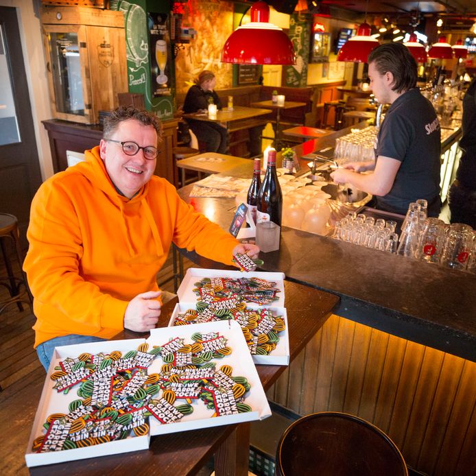 Slagroom-baas Björn Jansen liet 150 emblemen maken voor op de carnavalskiel, om zo nieuw personeel te vinden. Ze werden ook bij de horecaburen uitgedeeld. Hij lacht. ,,Zijn personeel is straks dus voor mij aan het werven.”