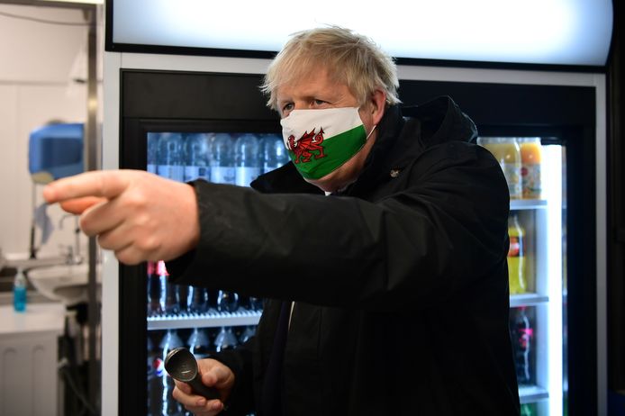 Premier Boris Johnson droeg een mondmasker met de Welshe vlag gisteren tijdens zijn verkiezingscampagne.