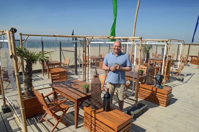 Tafeltjes verder uit elkaar en spatschermen tussenin, bij Beachclub Perry's kan je een coronaveilig terrasje pakken, verzekert eigenaar Walter Bien. Archieffoto.