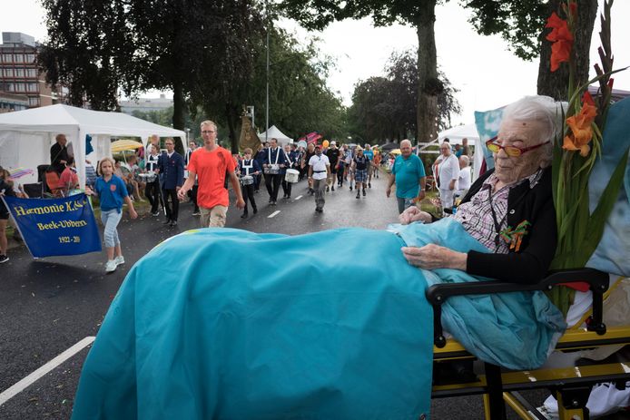 Geertje Kuijntjes (op haar 111de verjaardag) bij de Intocht van de Vierdaagse van Nijmegen.