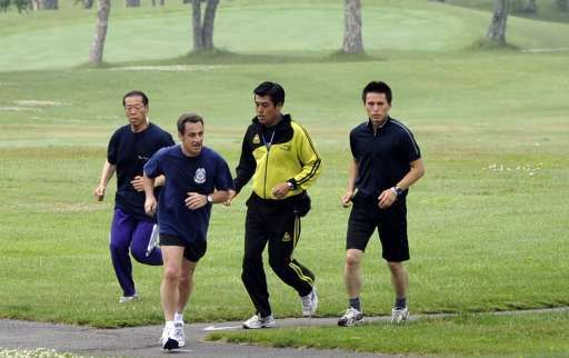 Nicolas Sarkozy en plein jogging lors du sommet du G8 à Toyako, accompagné de gardes du corps.