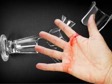 Bier uit glas met carnaval? Dat leidt tot pleisters plakken, en soms veel erger