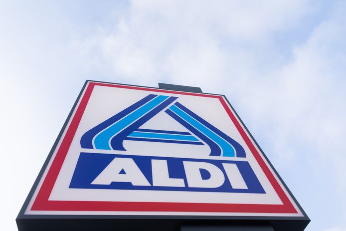 Aldi ontsloeg de vrouw op staande voet. "Diefstal, van welke aard dan ook, is een ernstige fout", klinkt het.