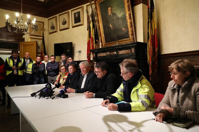 Verslagen gezichten op de persconferentie van maandagavond.