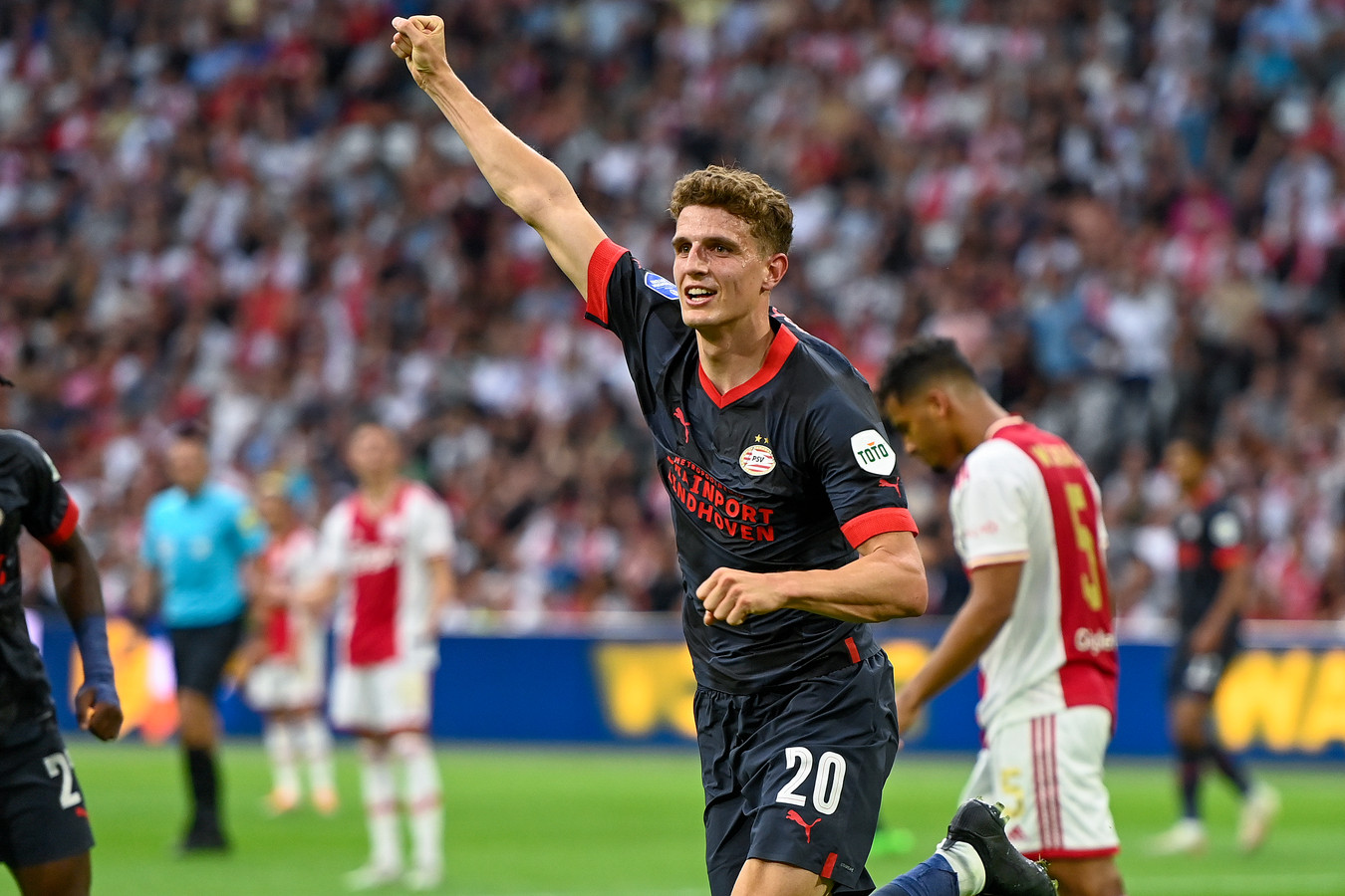 Guus Til beleeft droomdebuut bij PSV ‘Tegen Ajax weet je dat elke