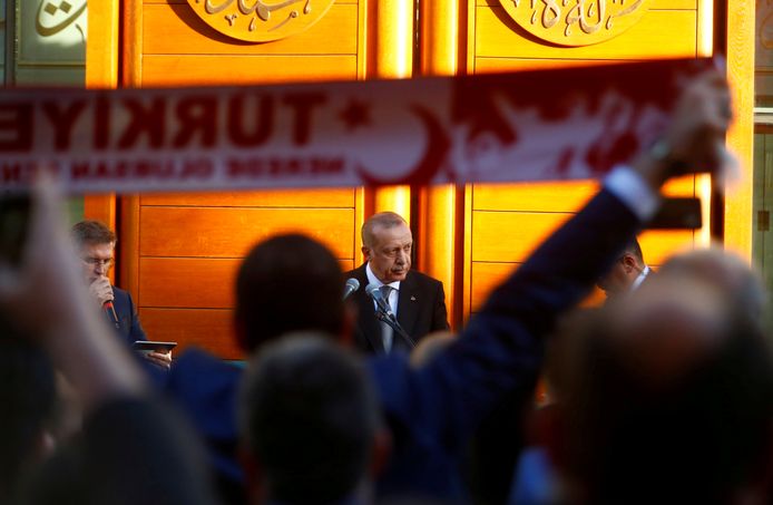 Erdogan werd bejubeld door meer dan duizend aanhangers.