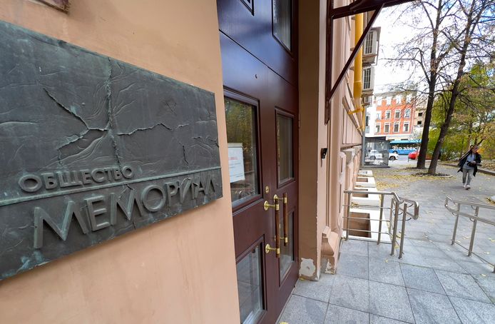 De ingang van het kantoor van Memorial in Moskou. De mensenrechtenorganisatie werd in december 2021 verboden door de Russische autoriteiten.