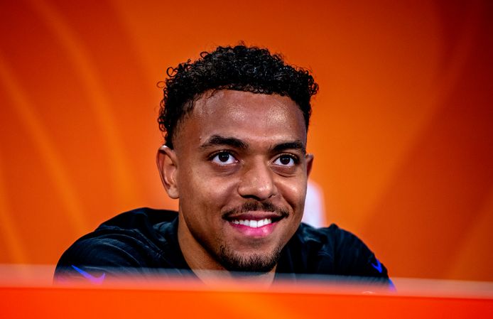 Donyell Malen tijdens een persconferentie.