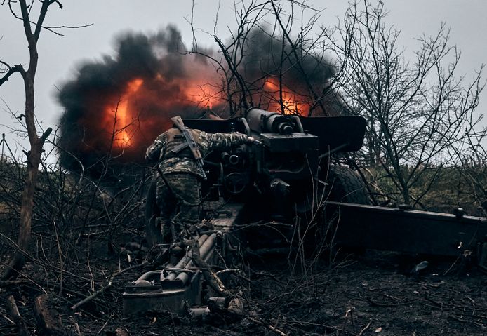 Oekraïense soldaten vuren artillerie af naar Russische posities nabij Bachmoet.