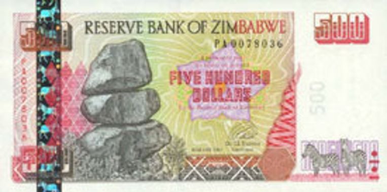 Biljet van vijfhonderd zimdollar. In Zimbabwe is de hyperinflatie niet meer bij te benen. Foto baerends.com Beeld 