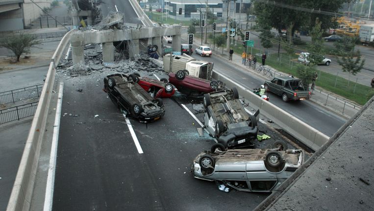 Auto's op de snelweg nabij Santiago werden gewoon door elkaar geschud. Beeld UNKNOWN