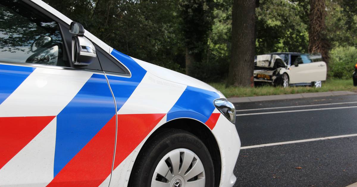 Auto botst frontaal tegen boom in Bentelo, bestuurder met ambulance naar ziekenhuis | Hof van Twente