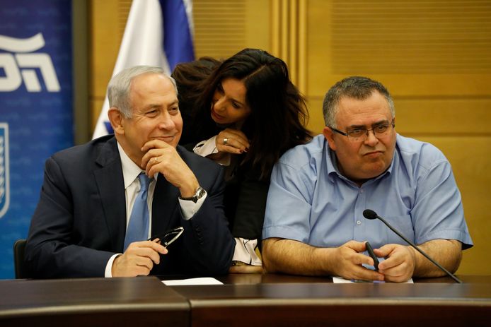 Premier Benjamin Netanyahu, David Bitan en minister Miri Regev (achteraan).