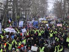 Syndicalistes et "gilets jaunes" réunis pour une grève nationale en France
