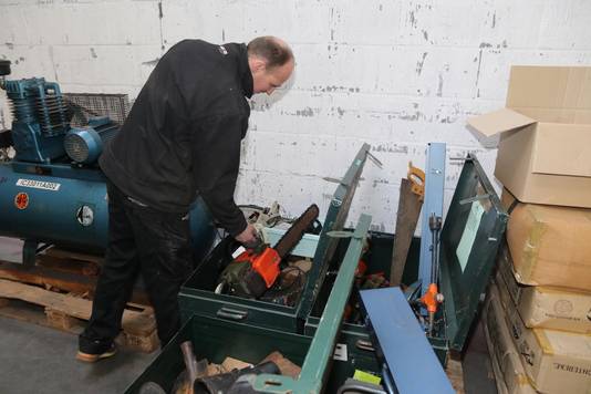 Een bezoeker snuistert in de koffers met werkmateriaal.