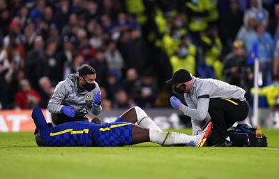 Un solide tacle et la grimace: ligaments touchés et absence prolongée pour Lukaku?