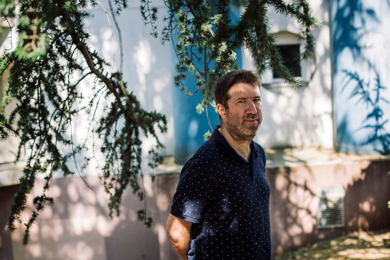 De beelden van de aanslag achtervolgen Christophe Naudin, leraar geschiedenis in de Parijse banlieue, nog steeds.  Beeld Bart Koetsier