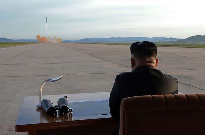Noord-Koreaans leider Kim Jong-un woont een testlancering van een ballistische raket bij in 2017.