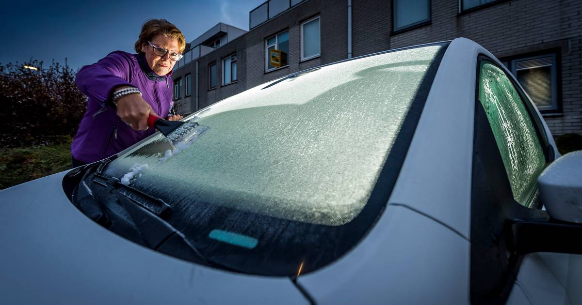 Kun je een boete krijgen voor het laten draaien van je motor tijdens het ijsvrij maken van de